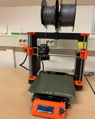 In samenwerking met @pcc_oosterhout en het #sterkintechniekfonds hebben we een nieuwe 3D printer gekregen van #prusa! Ontzettend tof en wij kunnen verder met het onderwijs van morgen! #samenwerking #goudwaard #techniek #expressie #modernemedia #TACRoom #talent
